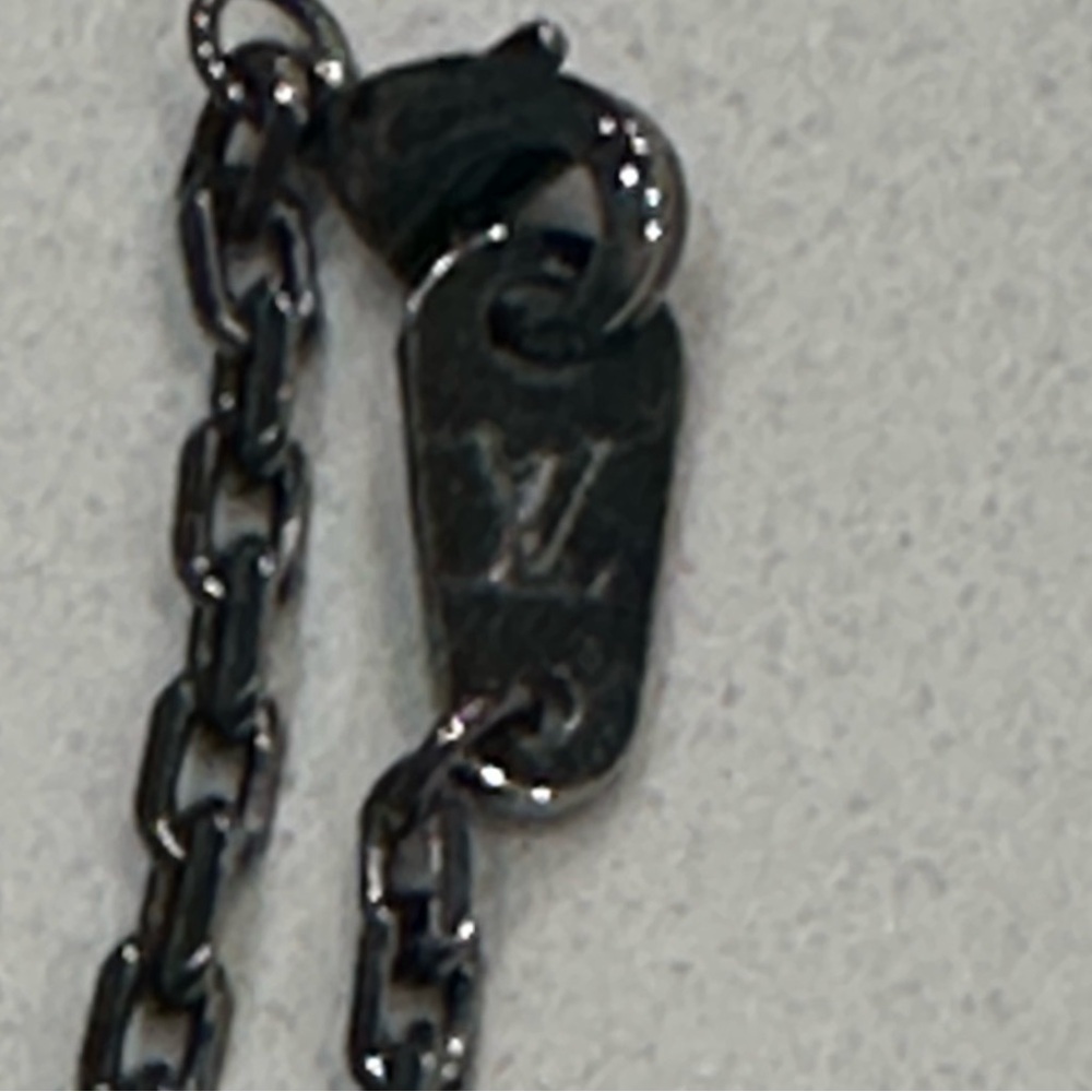 Louis Vuitton UNISEXY Gunmetal Logo Key Necklace - Picture 7 of 11